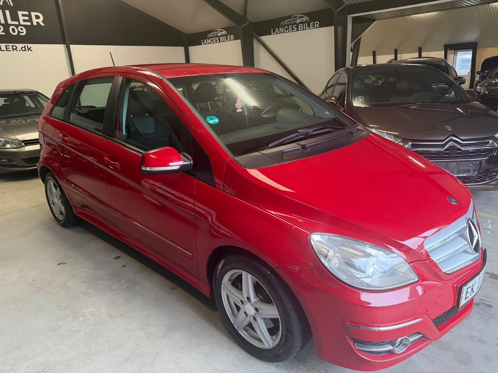 Rød Mercedes B200 fra 2010