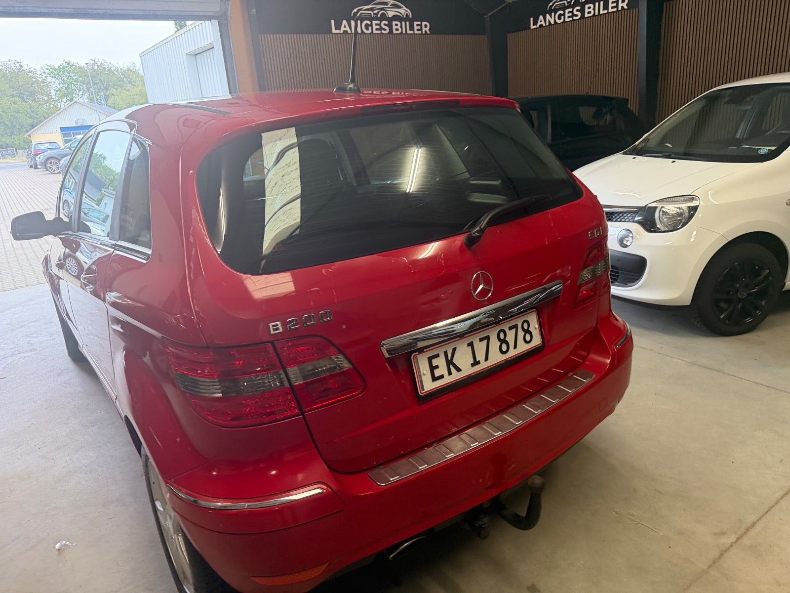 Rød Mercedes B200 fra 2010