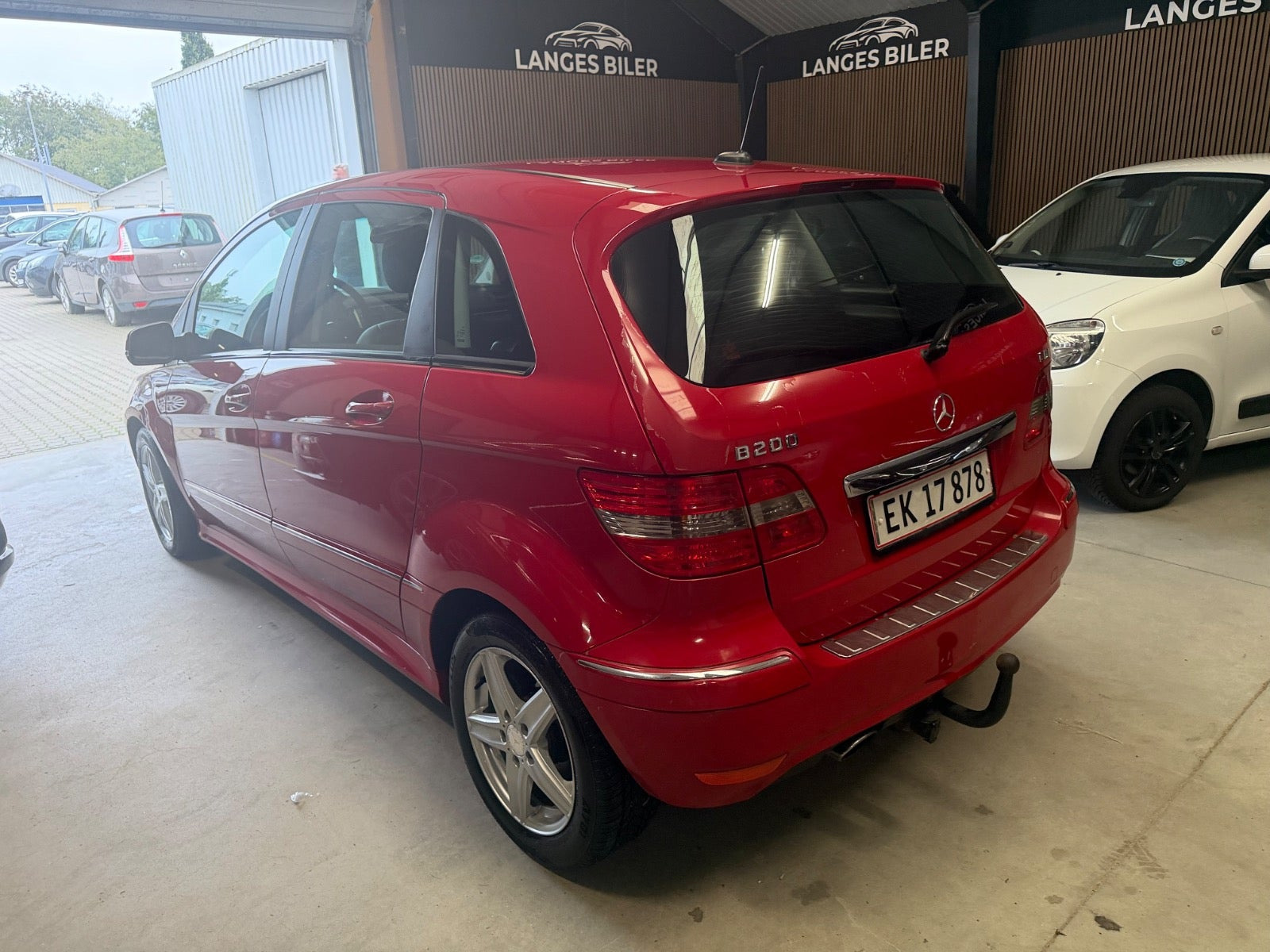 Rød Mercedes B200 fra 2010