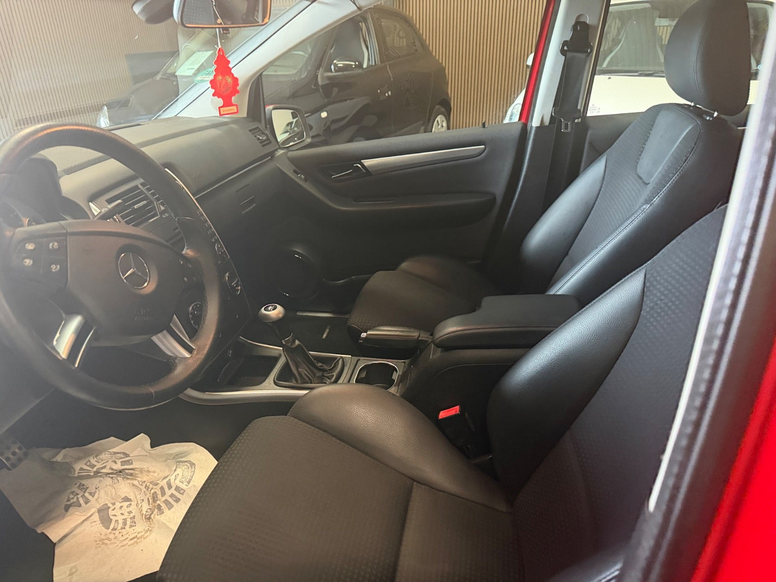 Rød Mercedes B200 fra 2010