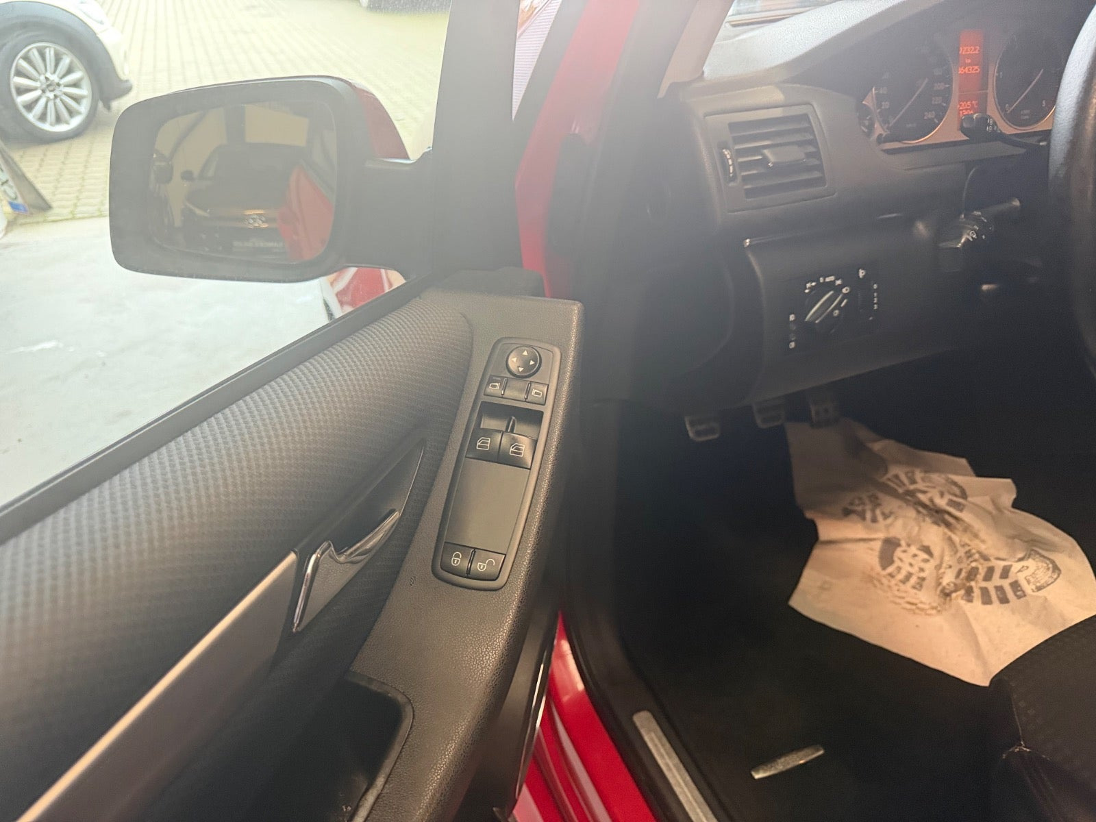 Rød Mercedes B200 fra 2010