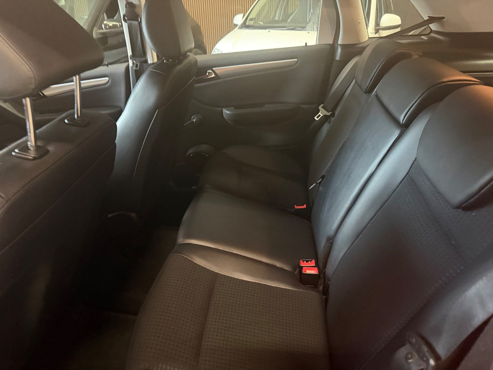 Rød Mercedes B200 fra 2010
