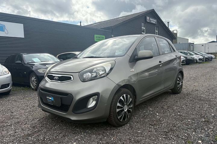Orange Kia Picanto fra 2014 set udefra