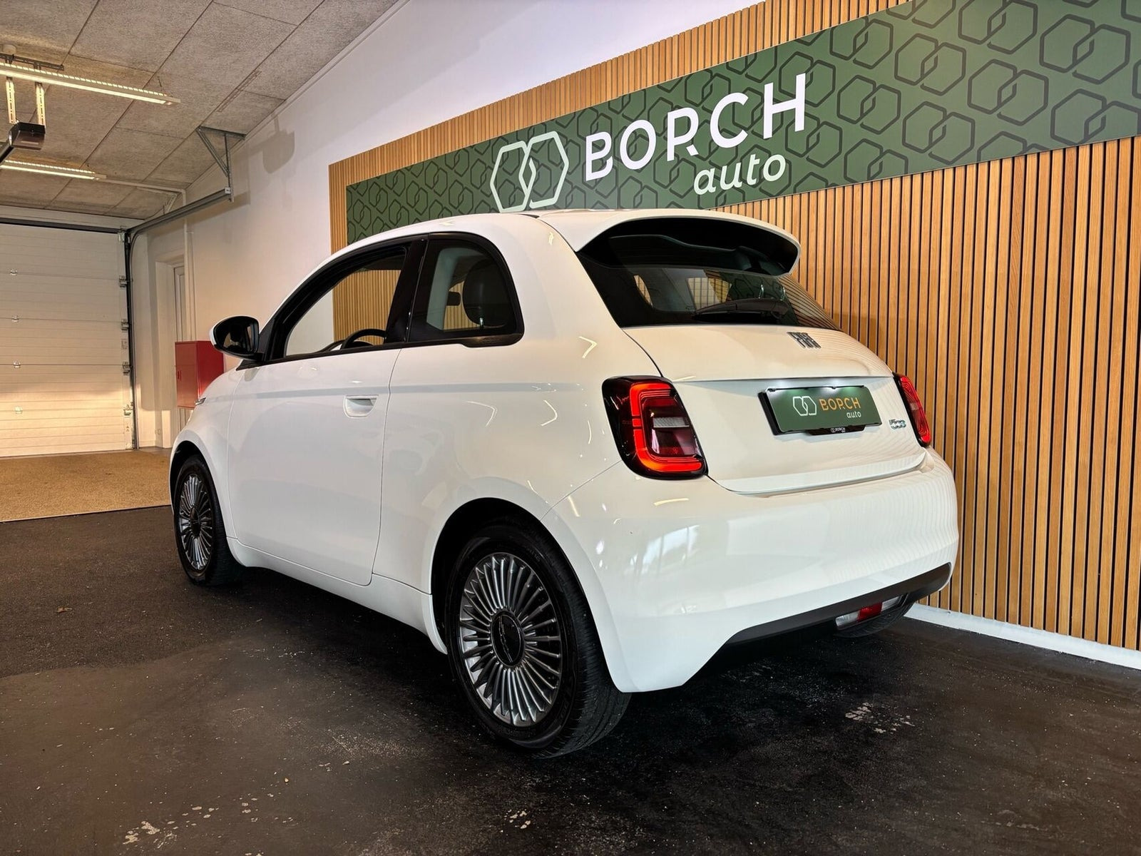 Hvid Fiat 500e fra 2023