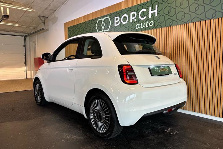 Hvid Fiat 500e fra 2023