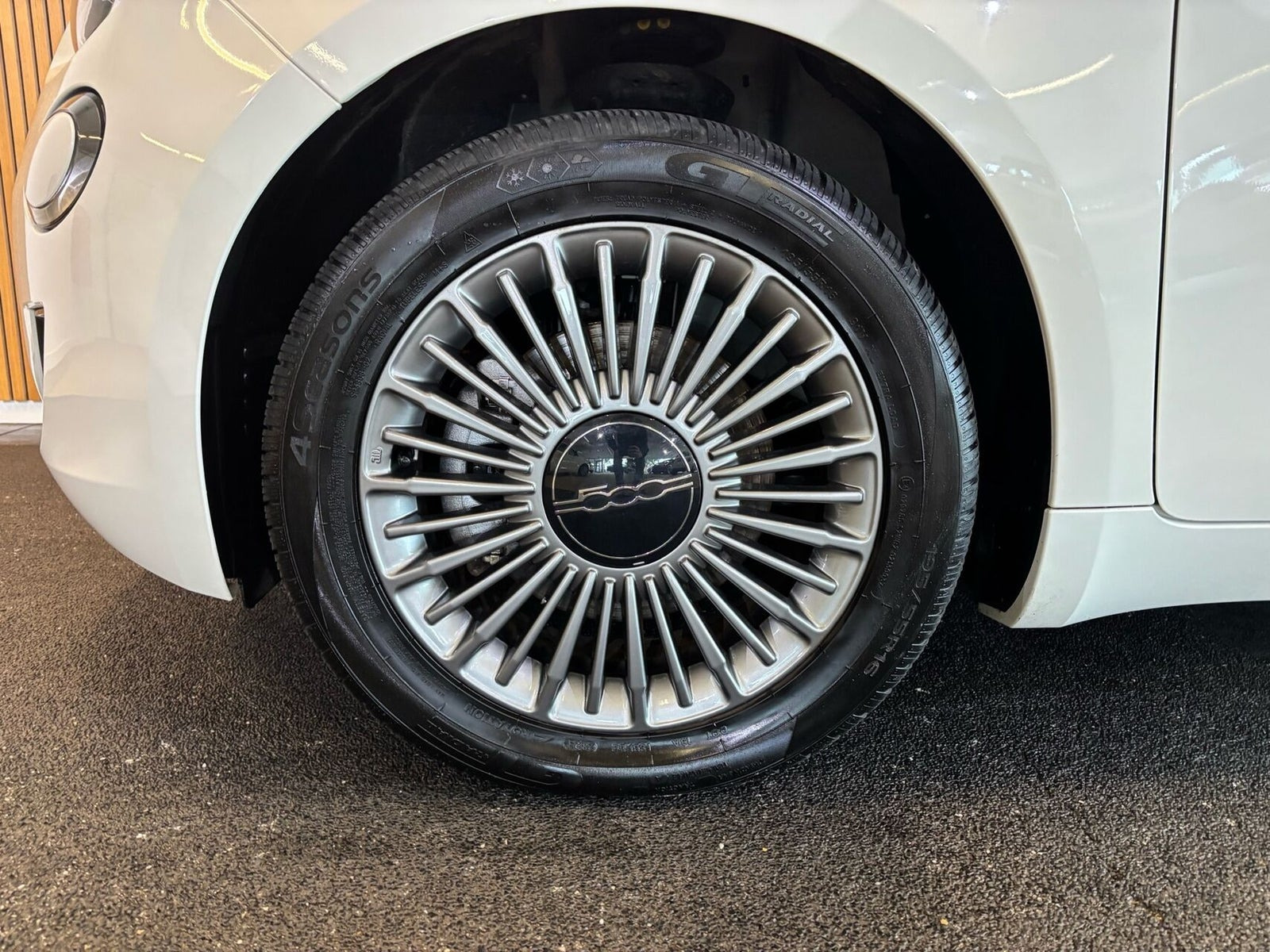Hvid Fiat 500e fra 2023