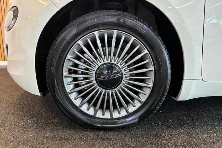 Hvid Fiat 500e fra 2023
