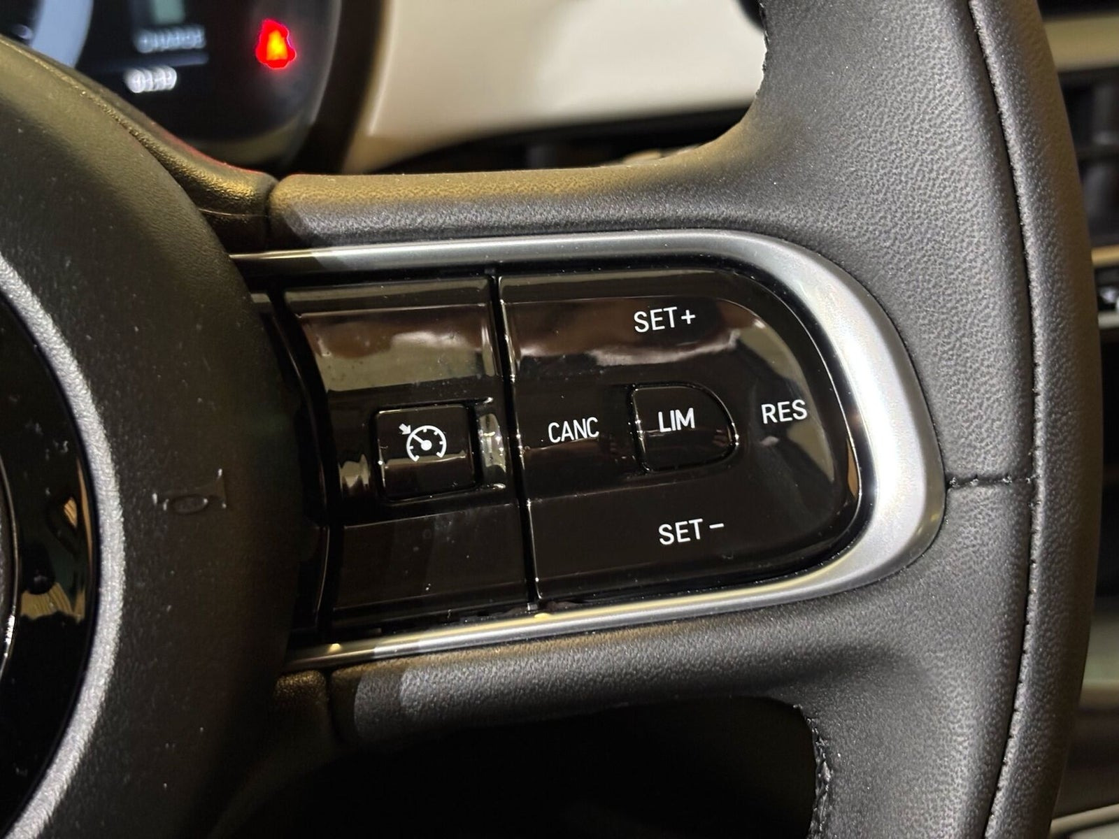 Hvid Fiat 500e fra 2023