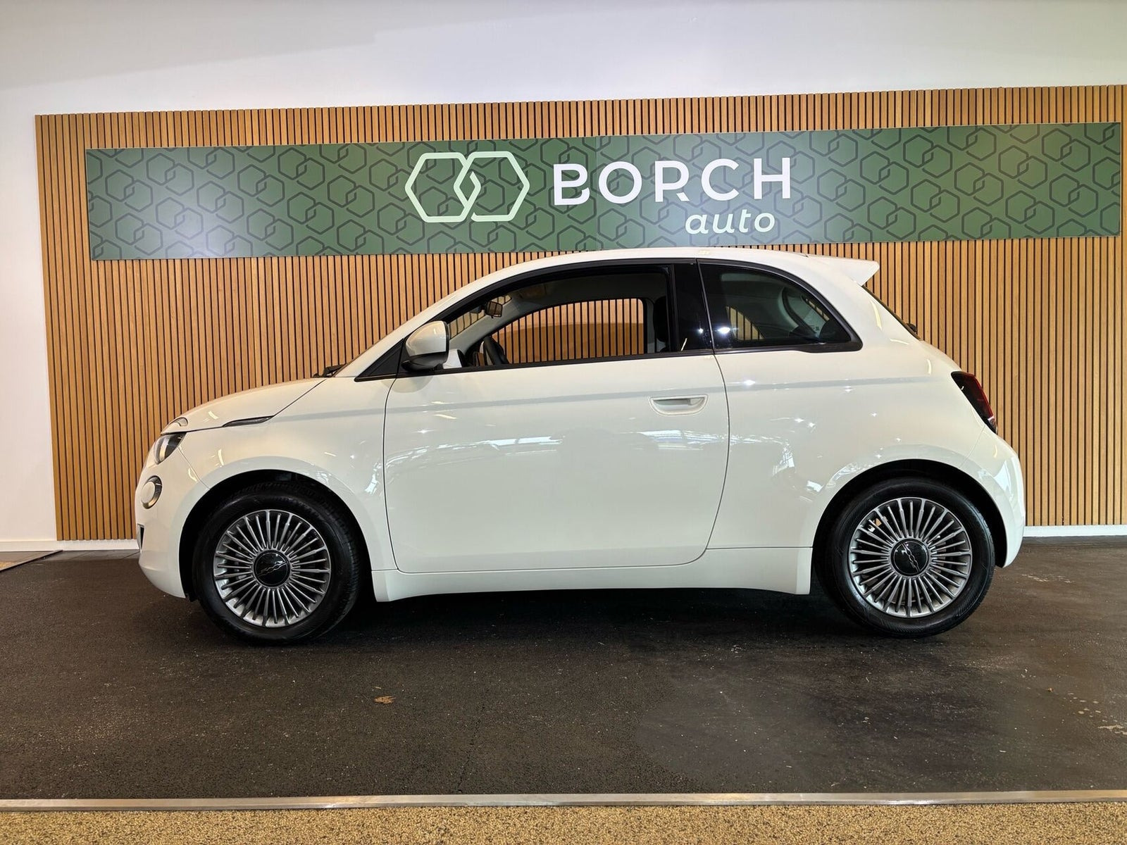 Hvid Fiat 500e fra 2023