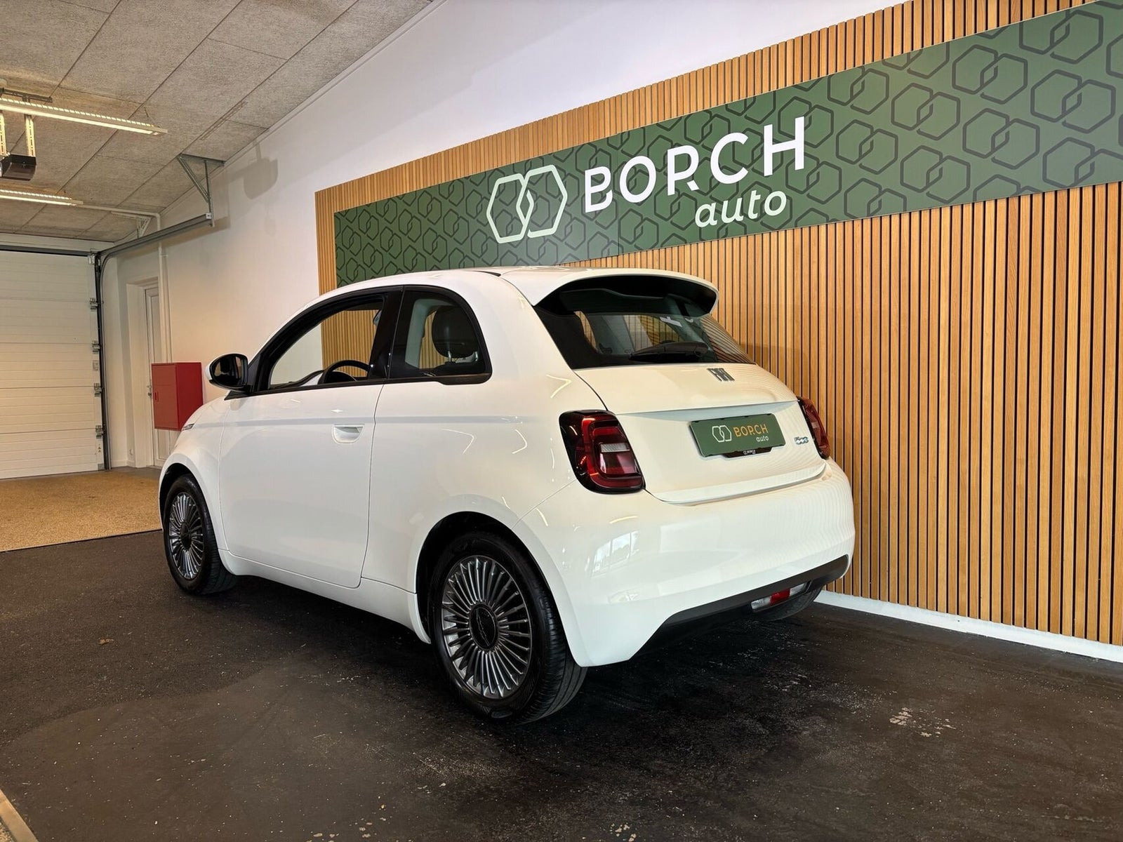 Hvid Fiat 500e fra 2023