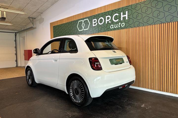 Hvid Fiat 500e fra 2023