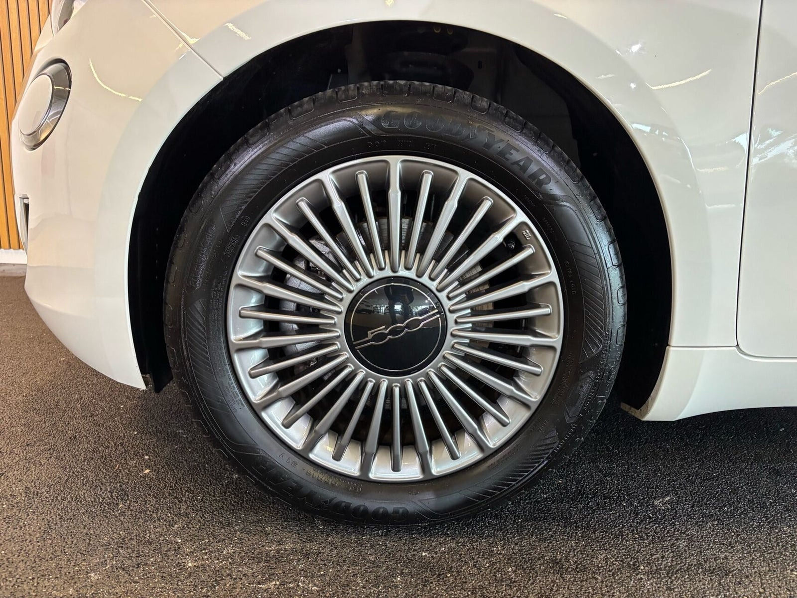 Hvid Fiat 500e fra 2023