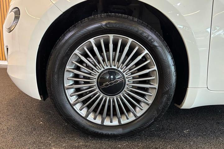 Hvid Fiat 500e fra 2023