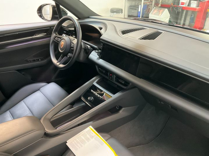 Sort Porsche Macan fra 2025