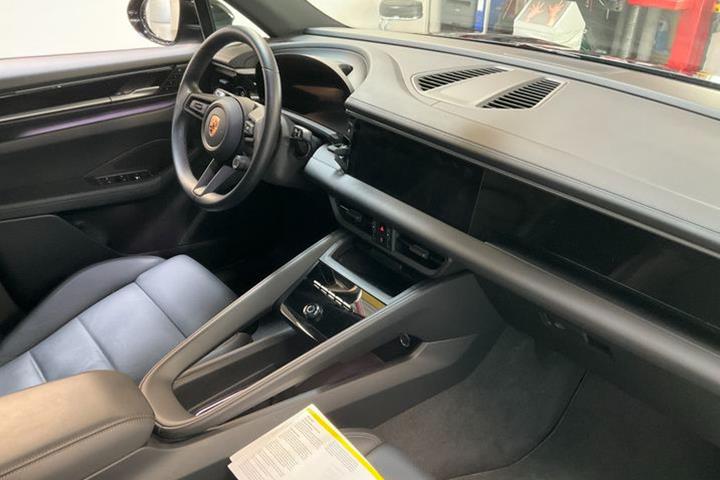 Sort Porsche Macan fra 2025