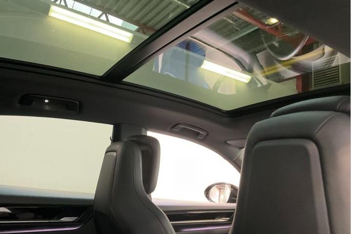 Sort Porsche Macan fra 2025