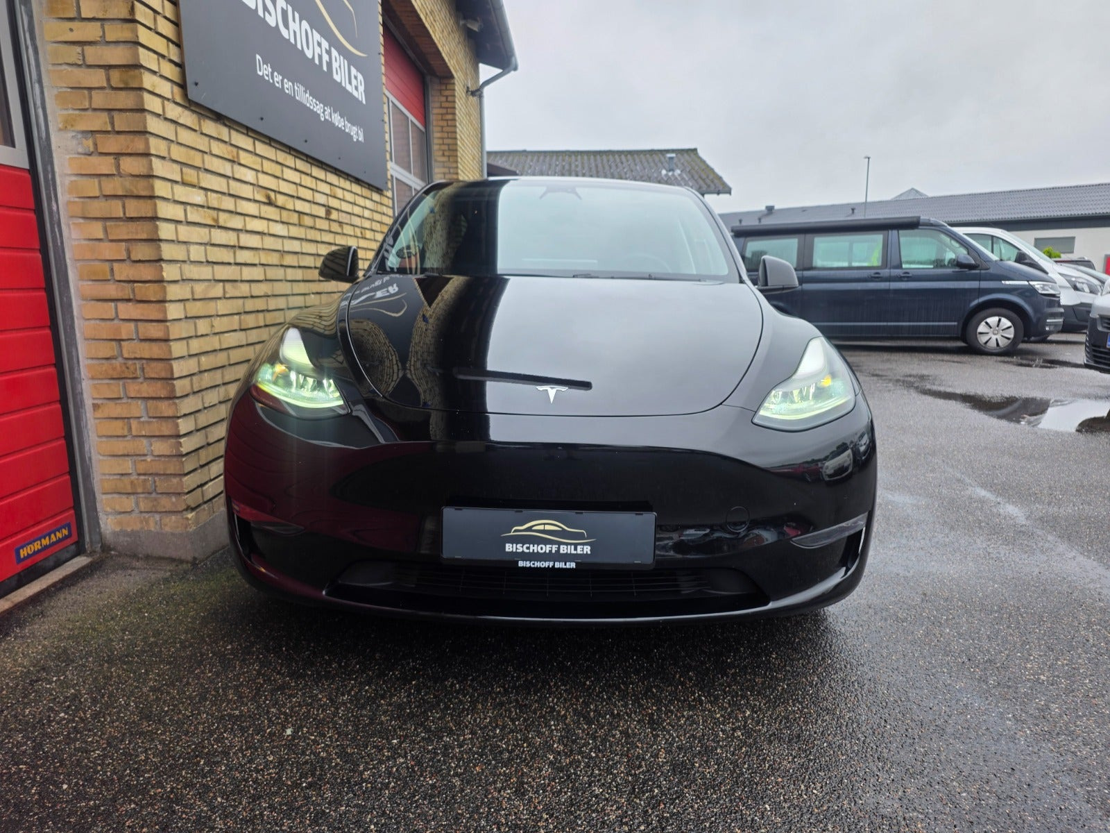 Grøn Tesla Model Y fra 2023