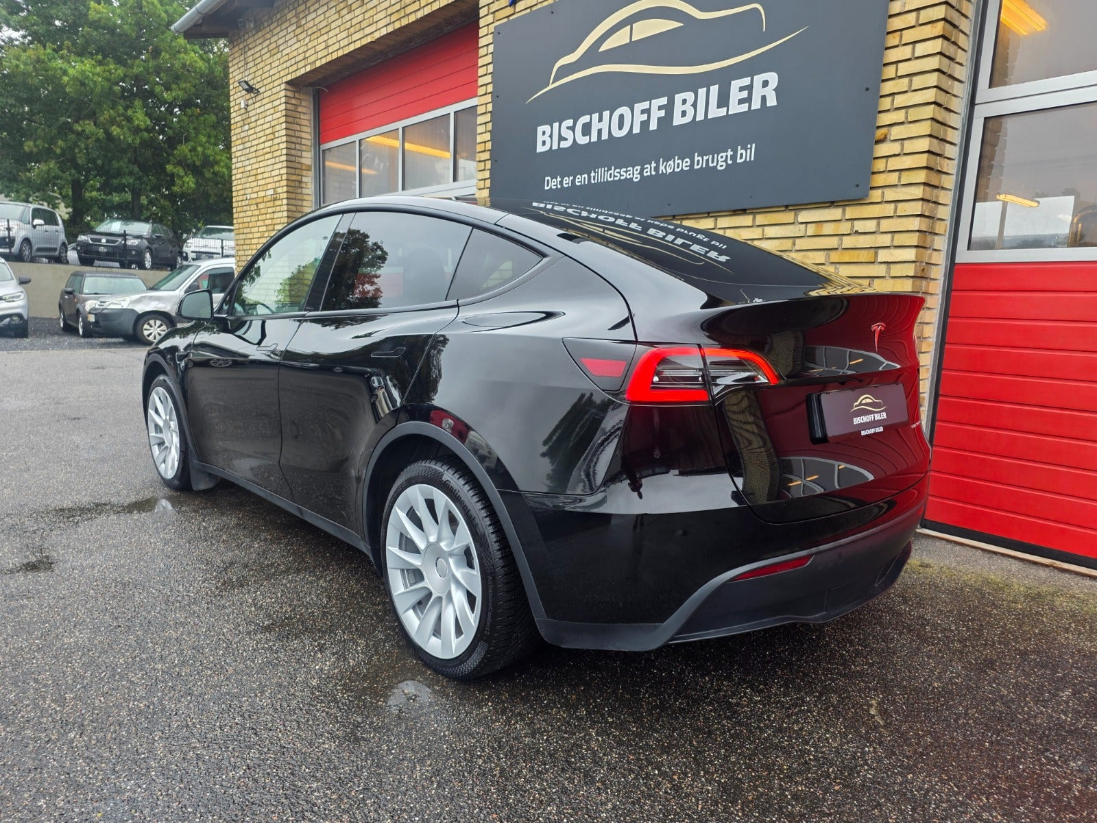 Grøn Tesla Model Y fra 2023