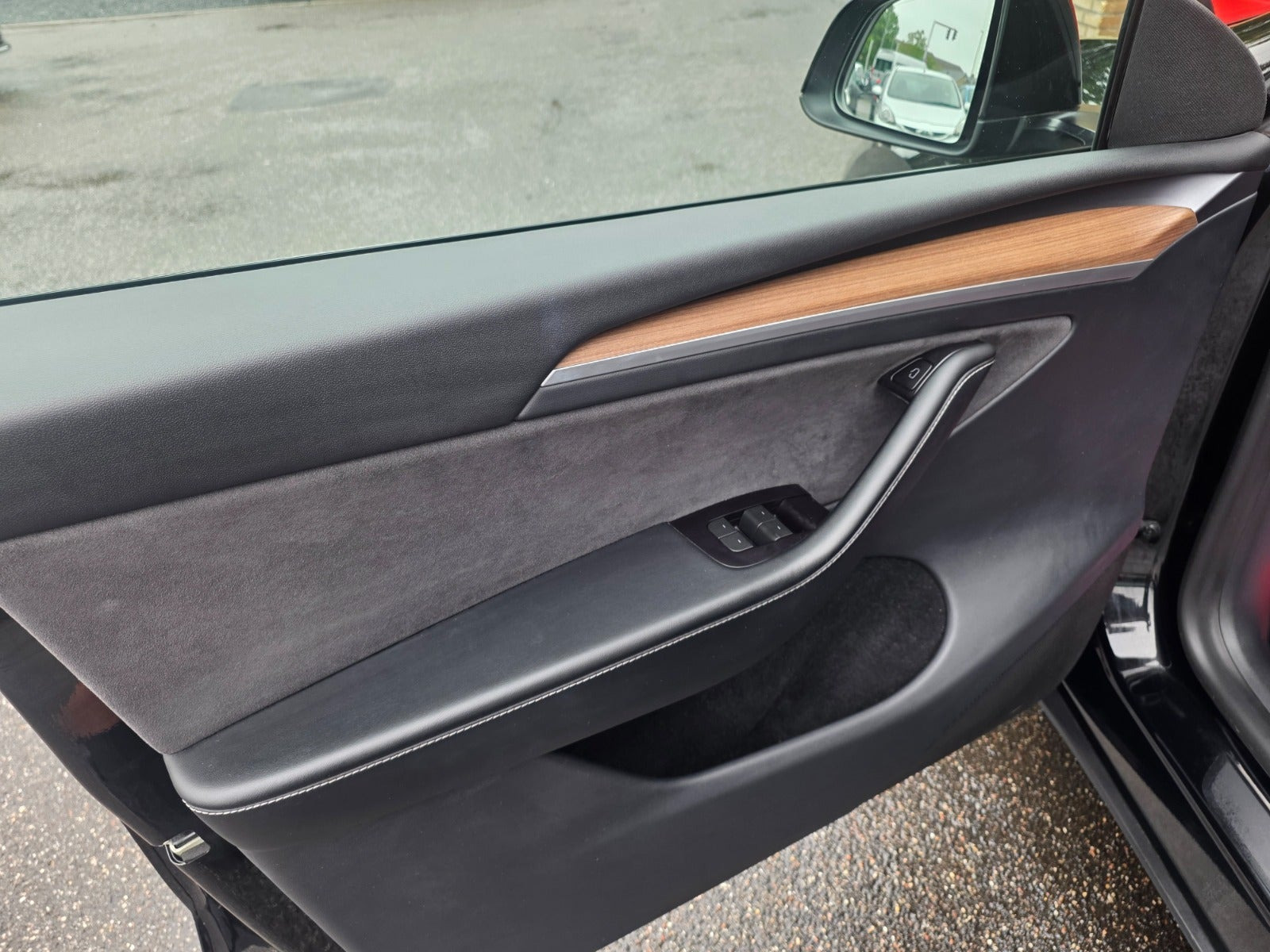 Grøn Tesla Model Y fra 2023