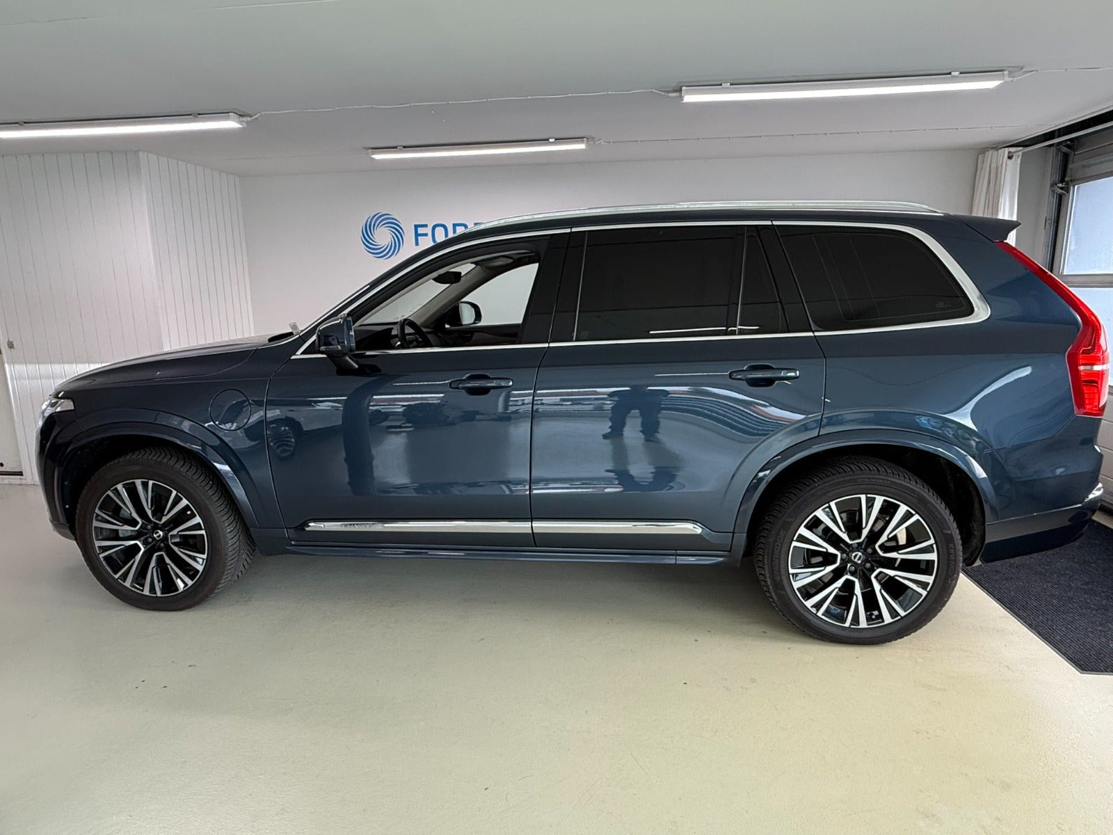 Blå Volvo XC90 fra 2023