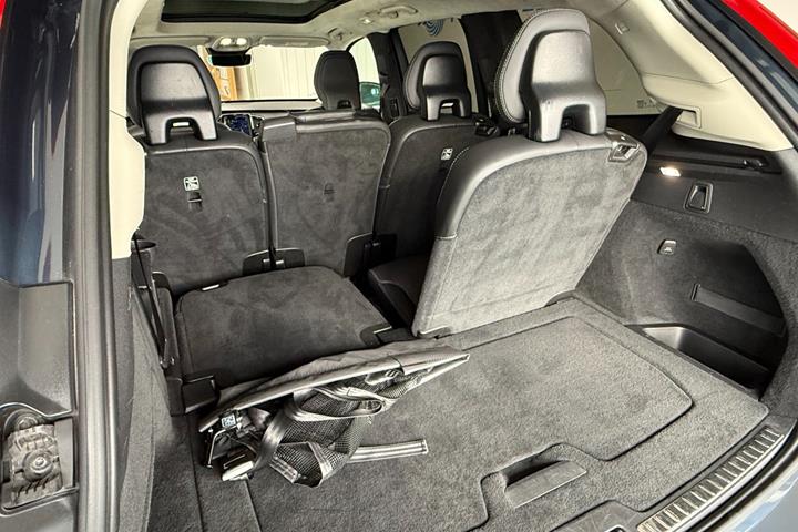 Blå Volvo XC90 fra 2023
