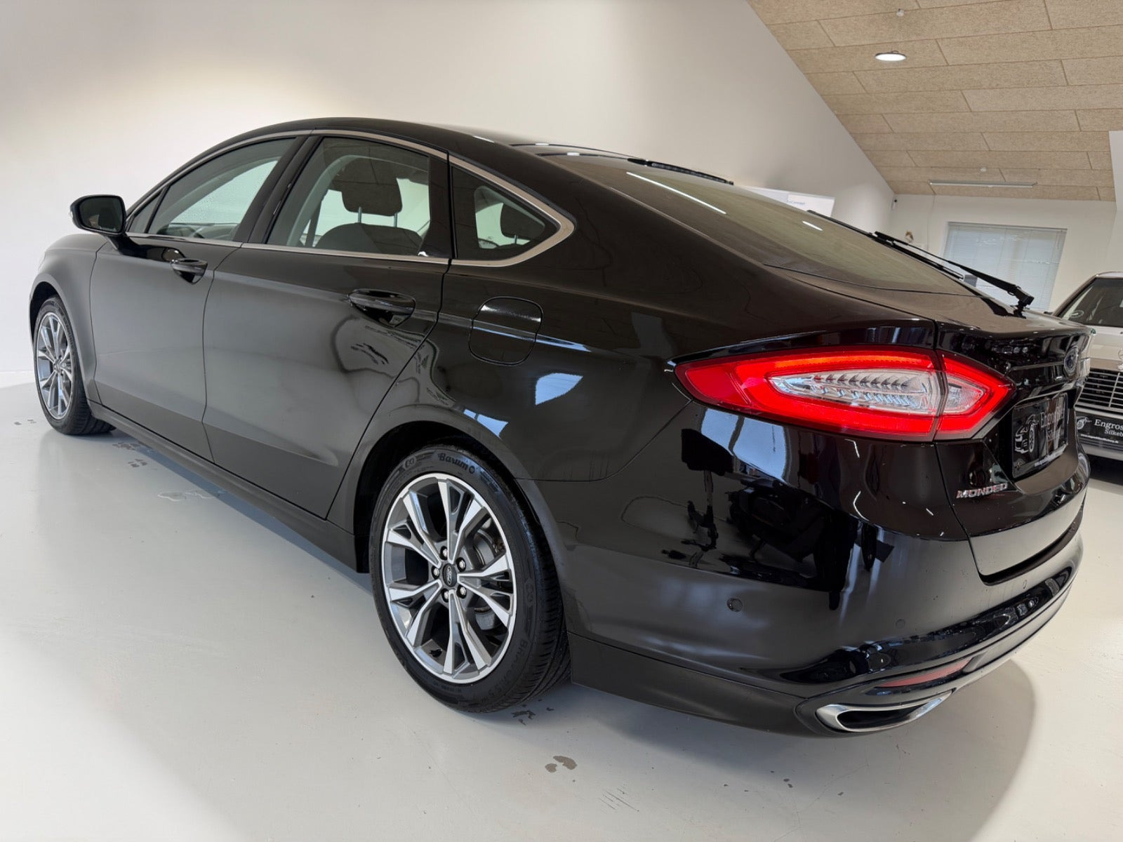 Sort Ford Mondeo fra 2018