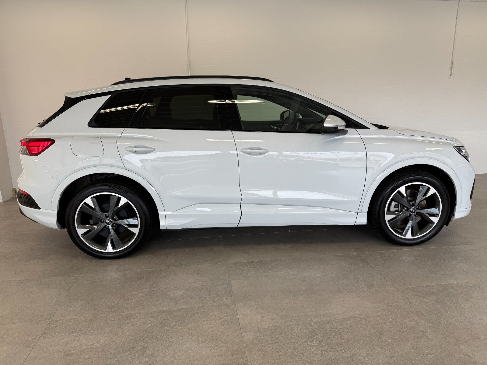 Hvid Audi Q4 e-tron fra 2025