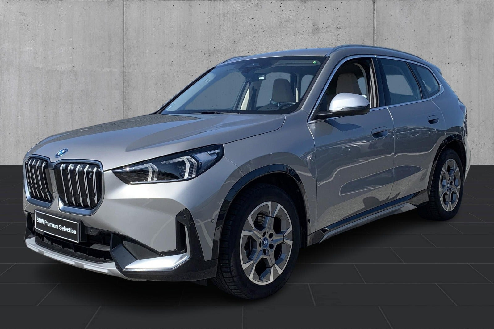 Sølv BMW iX1 fra 2023