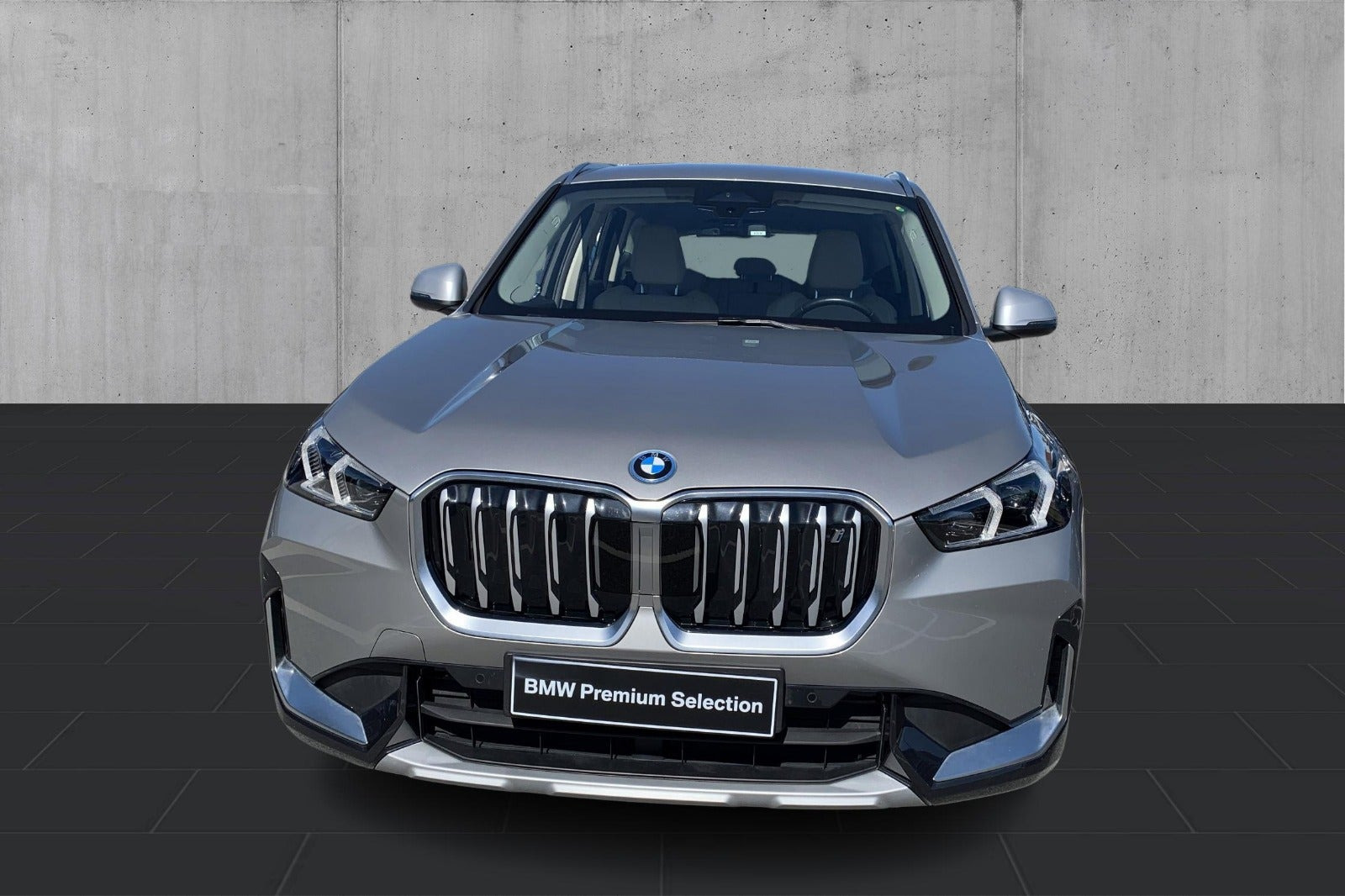 Sølv BMW iX1 fra 2023