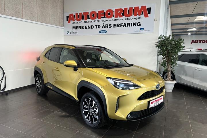 Gul Toyota Yaris Cross fra 2023 set udefra