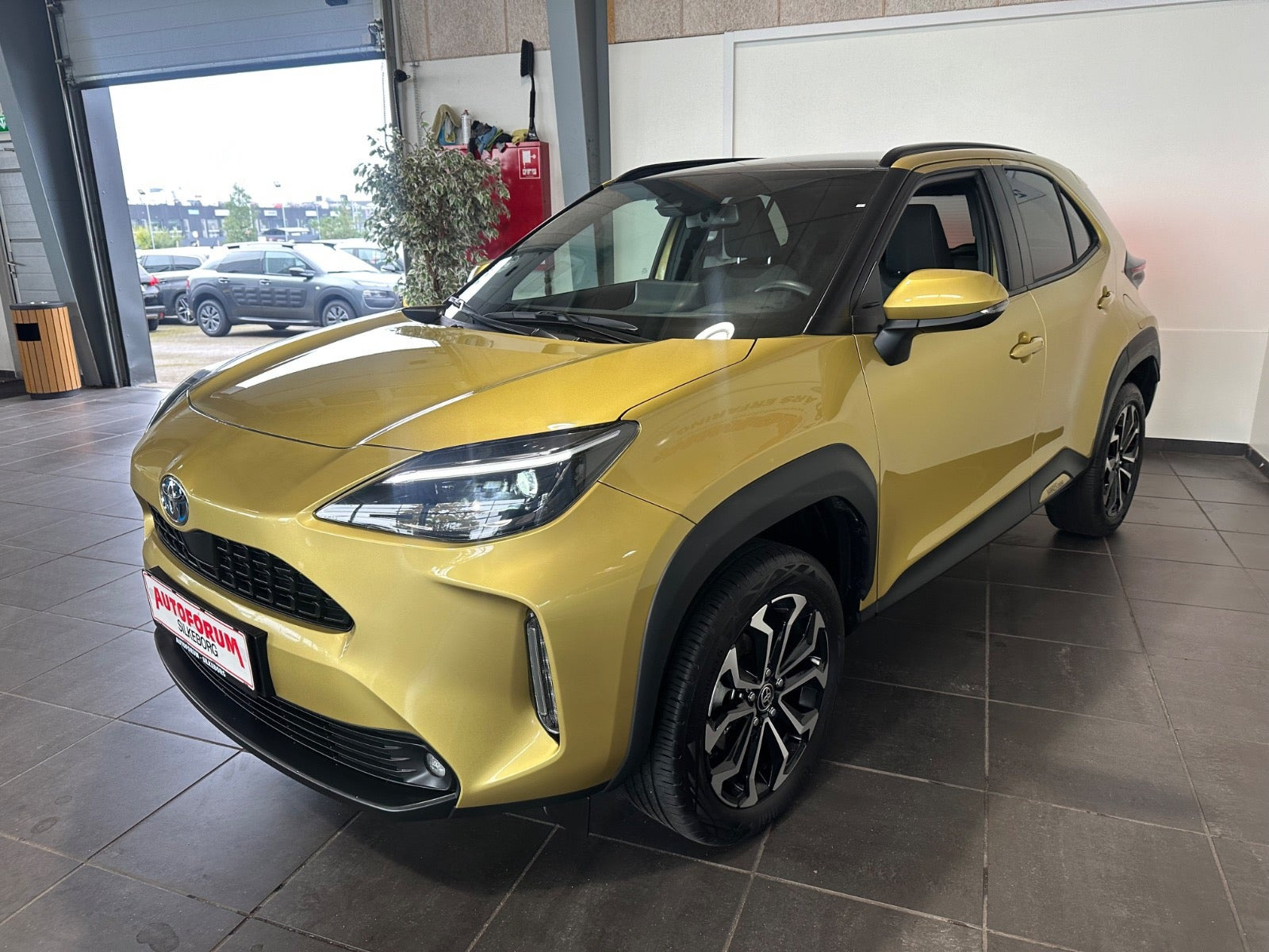 Gul Toyota Yaris Cross fra 2023