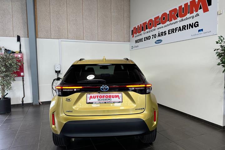 Gul Toyota Yaris Cross fra 2023