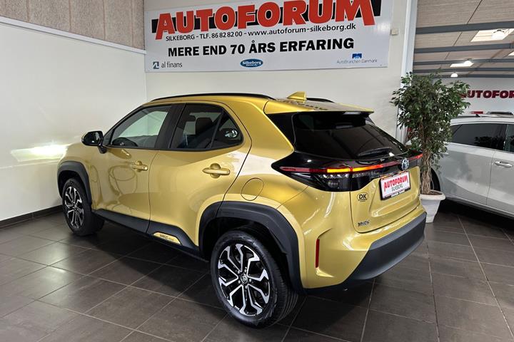 Gul Toyota Yaris Cross fra 2023