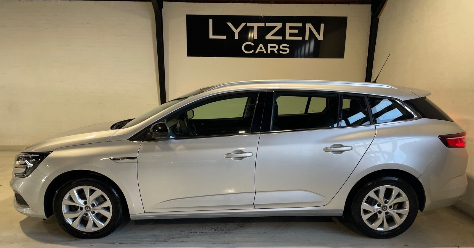 Sølv Renault Megane IV fra 2019