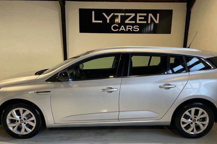 Sølv Renault Megane IV fra 2019