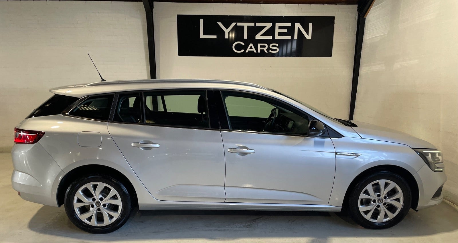 Sølv Renault Megane IV fra 2019