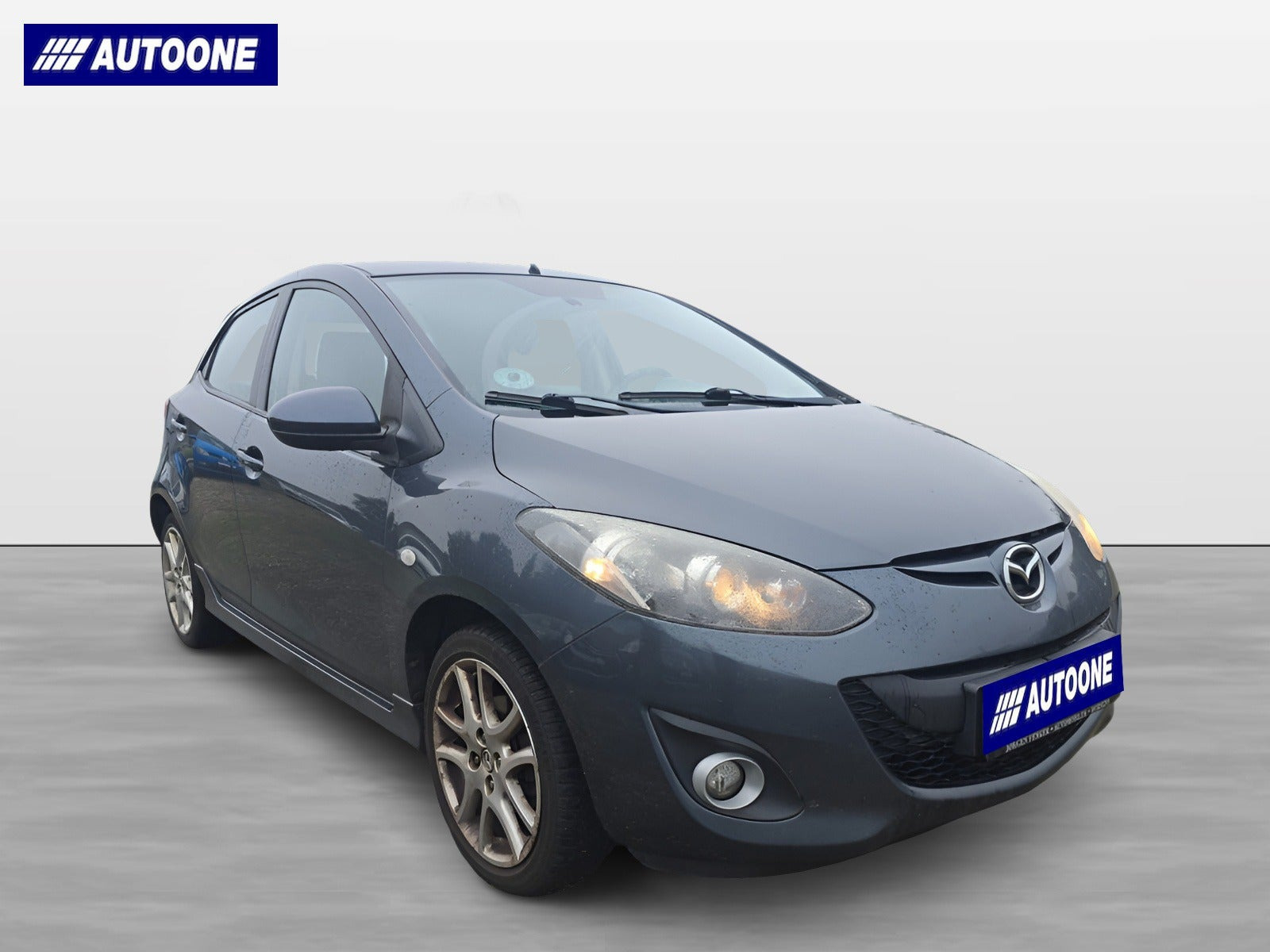 Grå Mazda 2 fra 2011