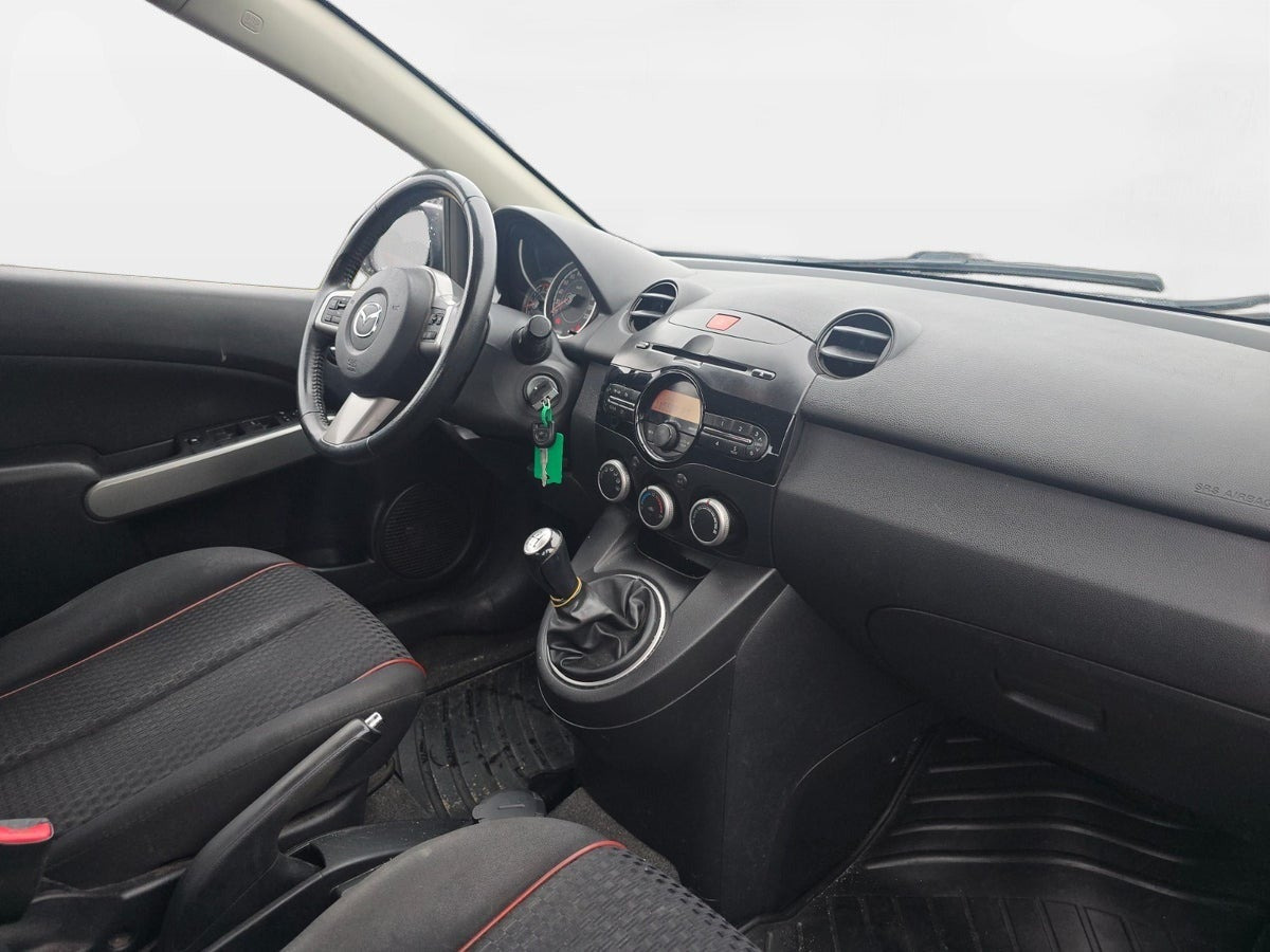 Grå Mazda 2 fra 2011