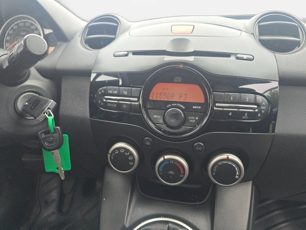 Grå Mazda 2 fra 2011