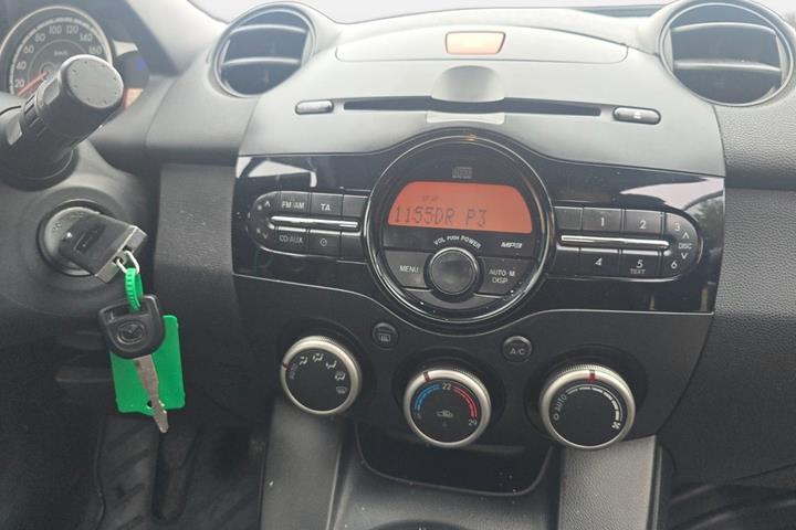Grå Mazda 2 fra 2011