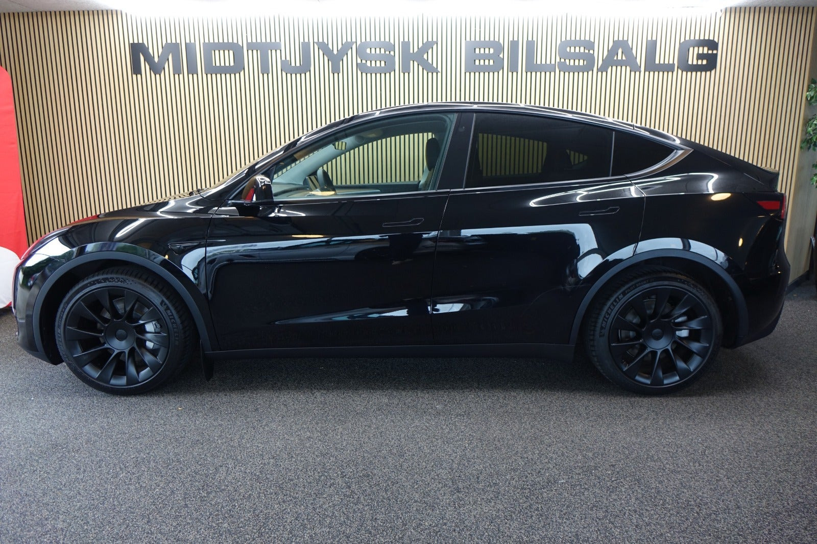 Sort Tesla Model Y fra 2023