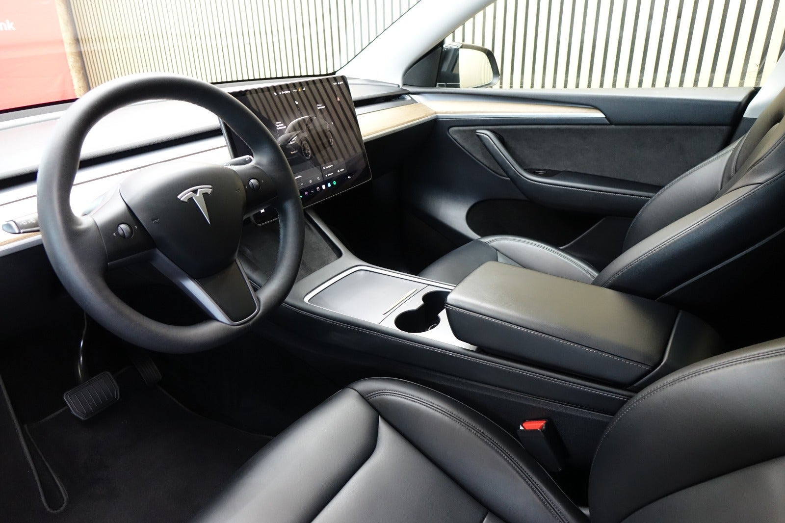 Sort Tesla Model Y fra 2023