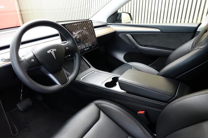 Sort Tesla Model Y fra 2023