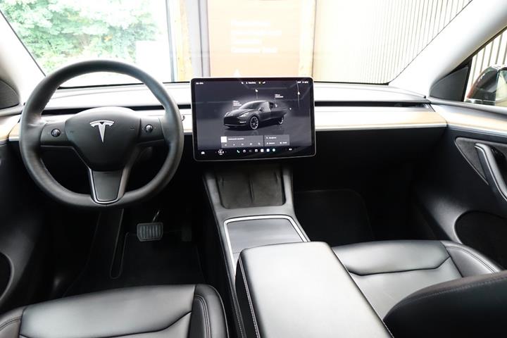 Sort Tesla Model Y fra 2023