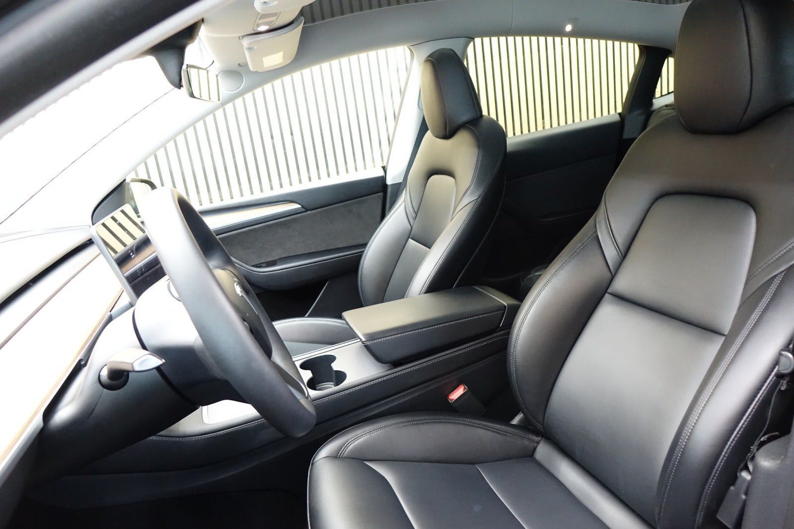 Sort Tesla Model Y fra 2023