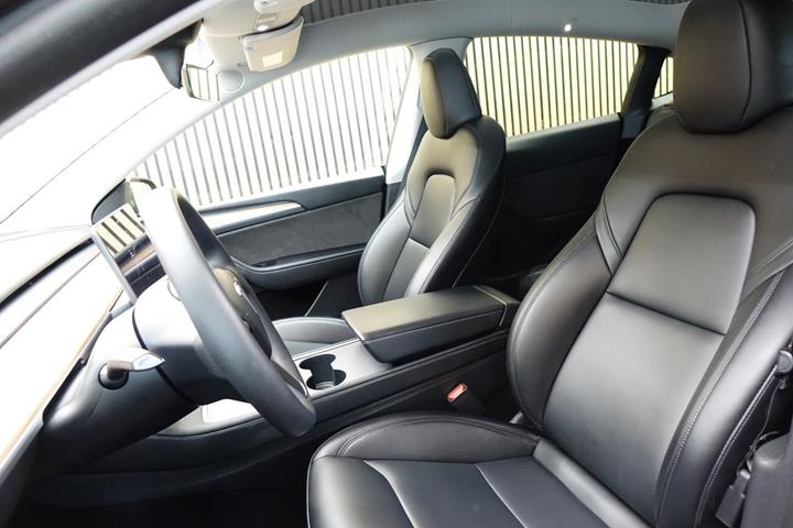 Sort Tesla Model Y fra 2023