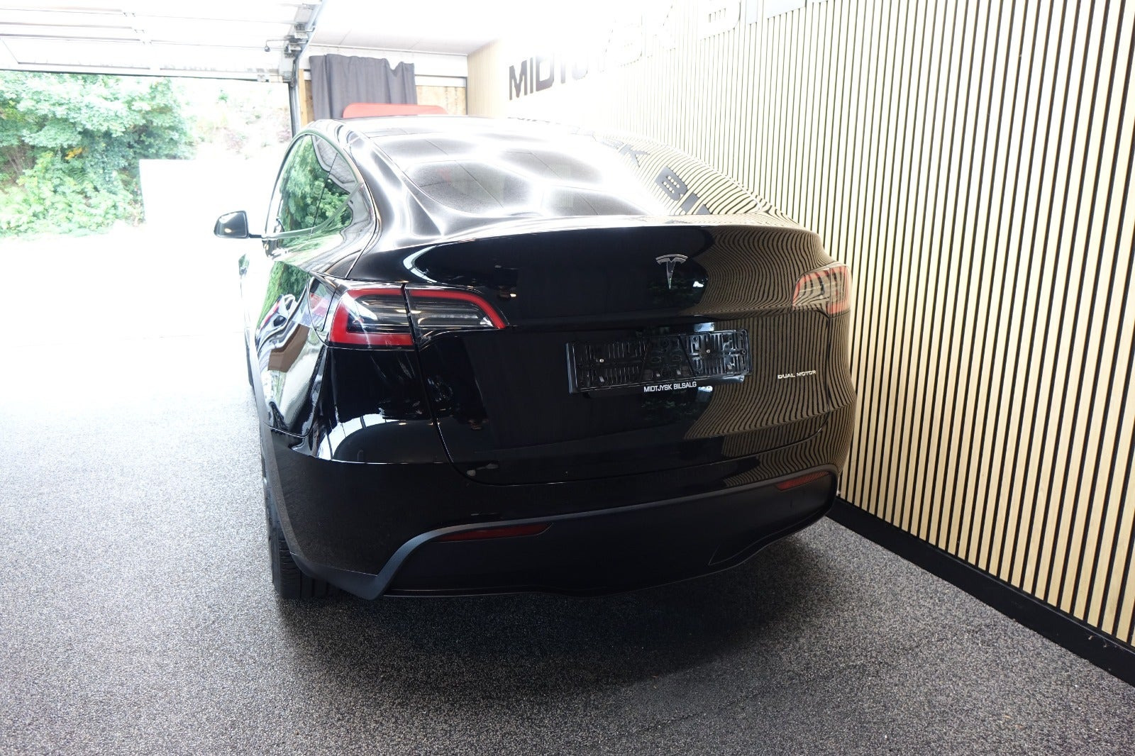 Sort Tesla Model Y fra 2023