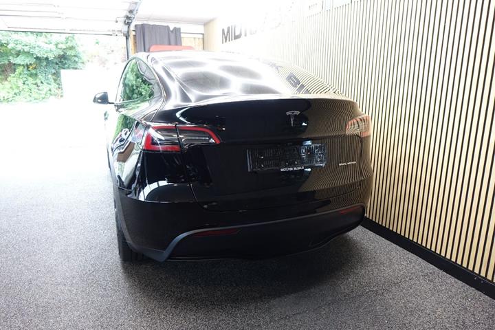 Sort Tesla Model Y fra 2023