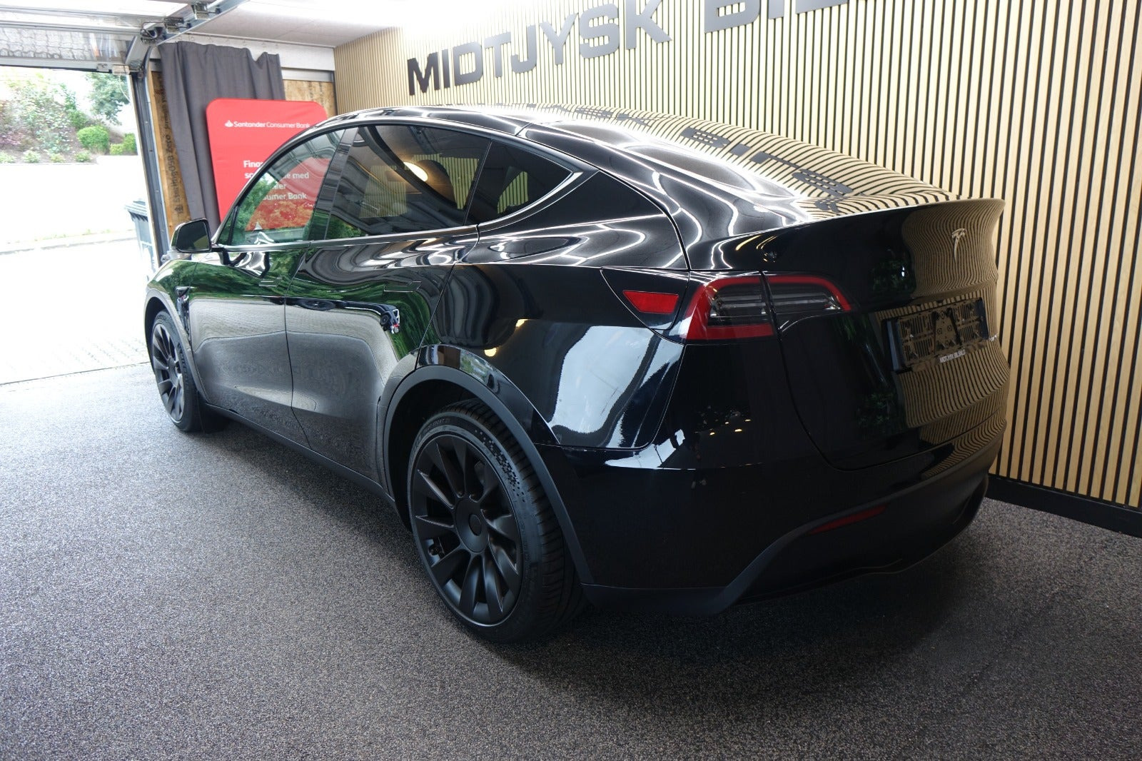 Sort Tesla Model Y fra 2023