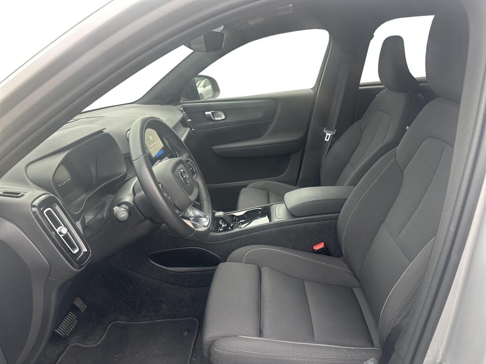 Sølv Volvo XC40 fra 2023
